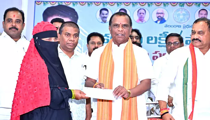 షాదీ ముబారక్ చెక్కులు పంపిణీ