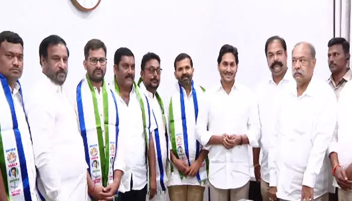 వైసీపీలో చేరిన బీజేపీ నేత.. ఆమె పై సంచలన ఆరోపణలు