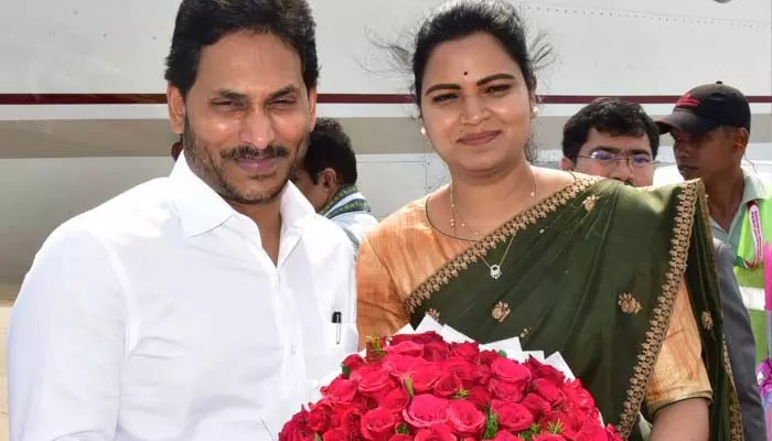 విశాఖలో రాష్ట్ర ముఖ్యమంత్రికి ఘన స్వాగతం..