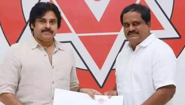 వైసీపీని వీడి జనసేనలో చేరిన ఎమ్మెల్సీ వంశీకృష్ణ శ్రీనివాస్