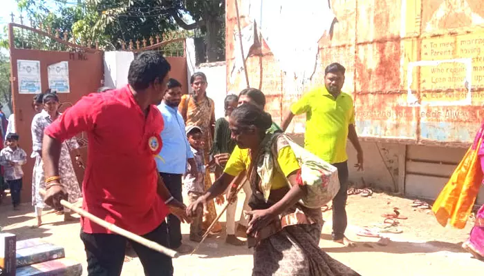 యాచకురాలిపై నీలకంఠేశ్వరాలయ వాలంటీర్​ విరంగం