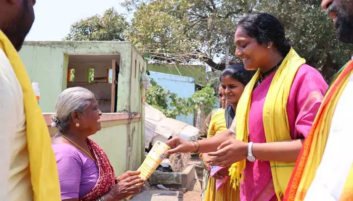 ప్రజలు అభివృద్ధి కోరుకుంటున్నారు..తాయిళాలకు కాలం చెల్లింది:పులివర్తి సుధారెడ్డి