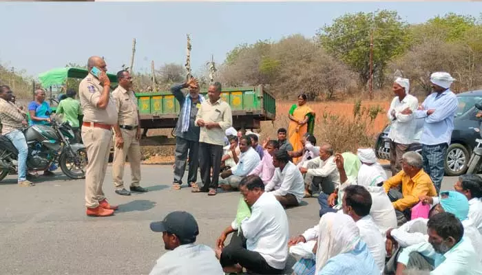 సాగు నీటి కోసం రైతుల రాస్తారోకో