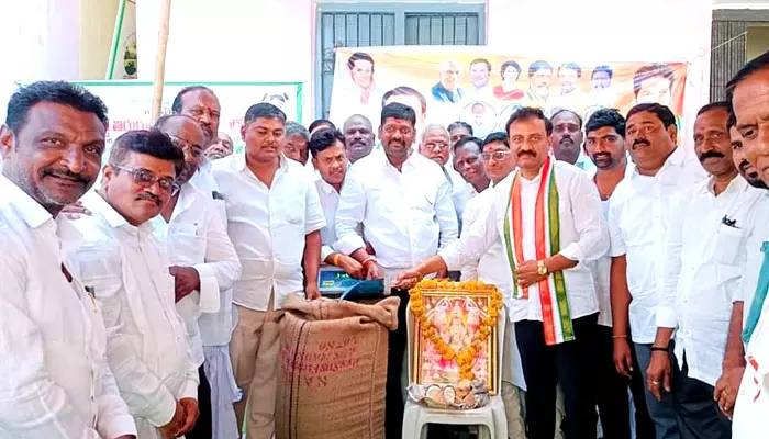 ప్రొద్దు తిరుగుడు కొనుగోలు కేంద్రం ప్రారంభం