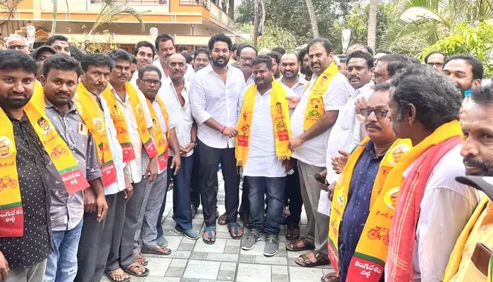 ఎన్నికలకు ముందే వైసీపీ ఖాళీ..టీడీపీ లోకి భారీగా చేరికలు