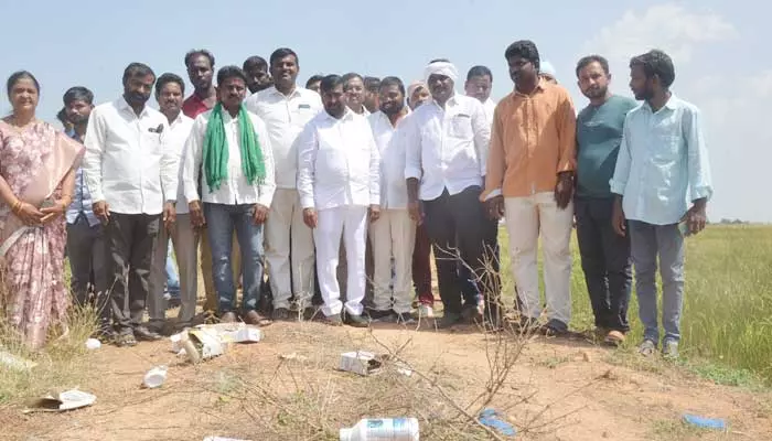 రాష్ట్రంలో పంట పొలాలు ఎండి పోతున్నప్పటికీ ప్రభుత్వానికి సోయి లేదు