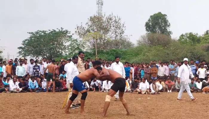 హోరాహోరీగా కుస్తీ పోటీలు