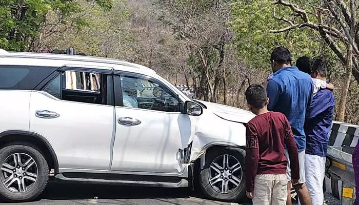 తిరుమల ఘాట్ రోడ్డులో భక్తులకు తప్పిన ప్రమాదం