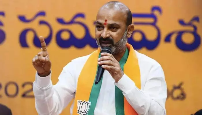 BREAKING: సర్పంచ్‌లను బిచ్చగాళ్లను చేసిన బీఆర్ఎస్ : ఎంపీ బండి సంజయ్ సెన్సేషనల్ కామెంట్స్