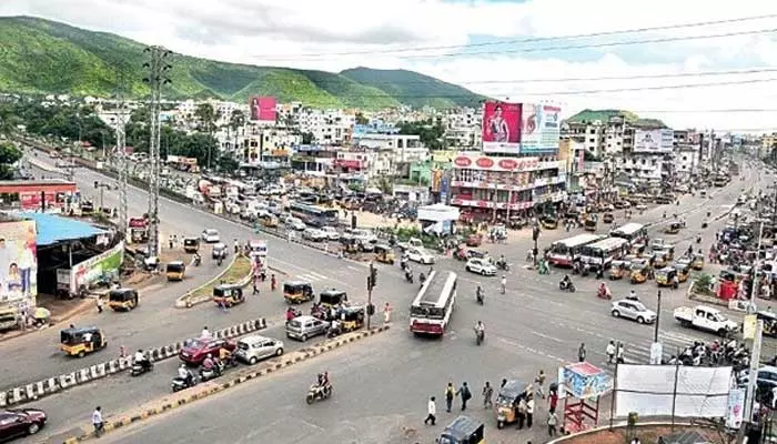 Vishaka: ఎర్రటి ఎండలో అనూహ్య ఘటన.. ఉక్కిరి బిక్కిరి అయిన ప్రజలు