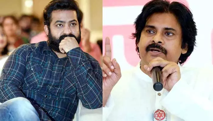 స్పీచ్ మధ్యలో ఎన్టీఆర్ ఫ్లకార్డ్స్ పైకి చూపించిన ఫ్యాన్స్.. పవన్ కల్యాణ్ రియాక్షన్ ఇదే..!