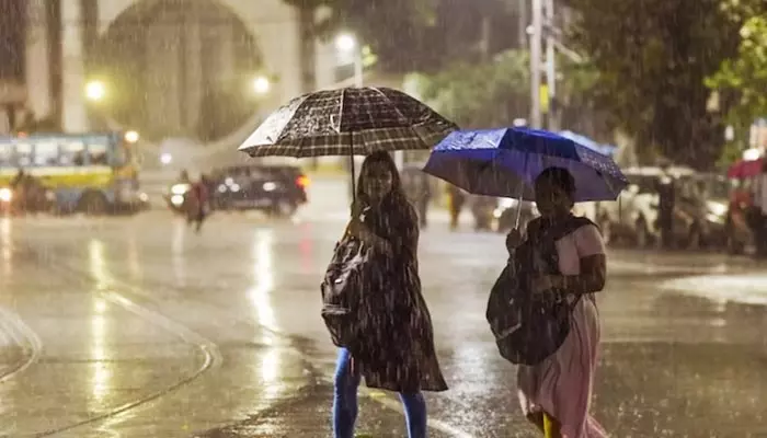 Heavy Rain: విజయవాడలో కుండపోత వర్షం.. రోడ్లపై కూలిన హోర్డింగ్స్, చెట్లు