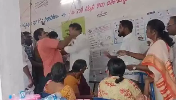 Smashing YCP Candidates Cheek: వైసీపీ అభ్యర్థి చెంప పగలకొట్టిన ఓటరు.. వీడియో వైరల్