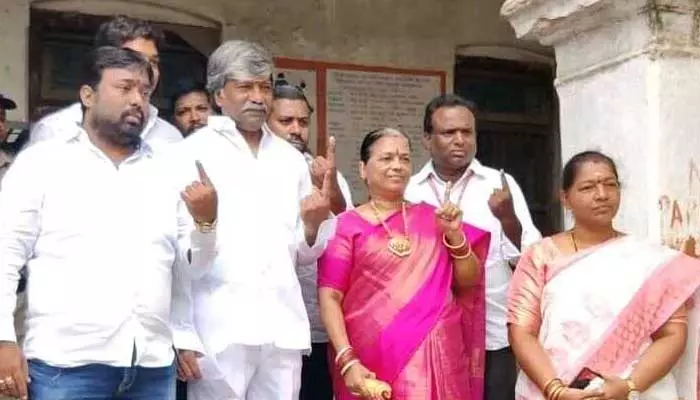 Telangana MP Elections 2024: 15 ఏళ్ల తరువాత ఓటేసుకున్న ఎంపీ అభ్యర్థి..