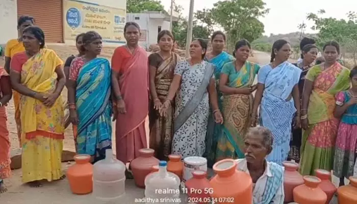 Water Problem: వారం రోజులుగా నీళ్లు లేవు.. ఖాళీ బిందెలతో గ్రామస్తుల ఆందోళన