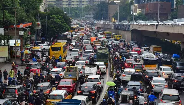 Traffic Jam: హైదరాబాద్‌లో కుండపోత వర్షం.. ఎక్కడికక్కడ నిలిచిపోయిన వాహనాలు