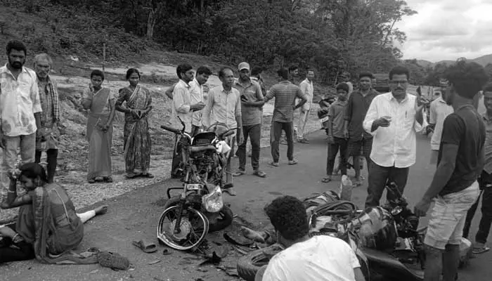 ఘోర రోడ్డు ప్రమాదం..ఐదుగురికి తీవ్ర గాయాలు