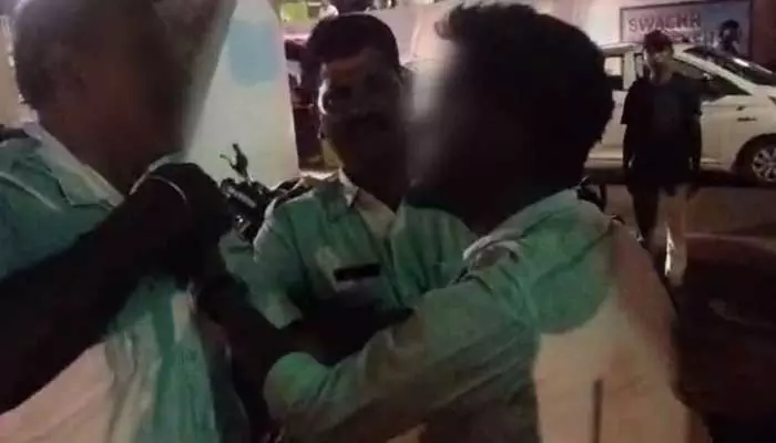 drunker slapped constable: నడిరోడ్డుపై కానిస్టేబుల్‌ను కొట్టిన మందుబాబు.. వీడియో వైరల్