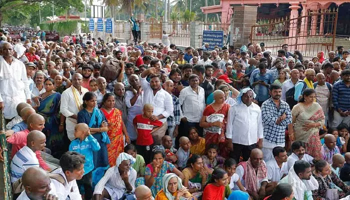 తిరుమలలో కొనసాగుతున్న యాత్రికుల రద్దీ ..