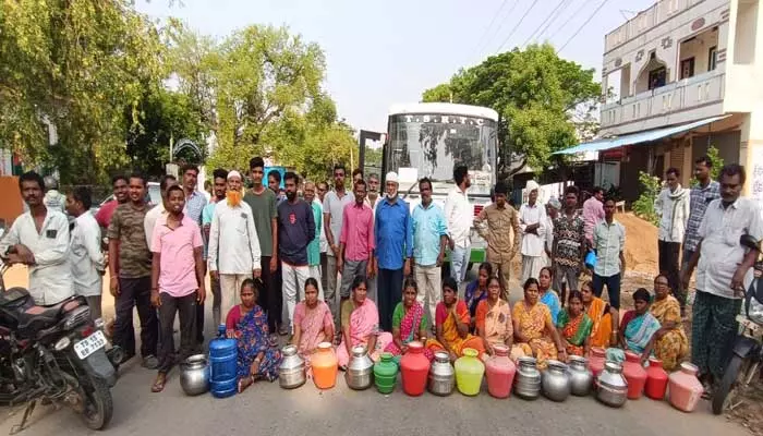 త్రాగునీరు సరఫరా చేయమంటే పంచాయతీ కార్యదర్శి నిర్లక్ష్యపు సమాధానం..