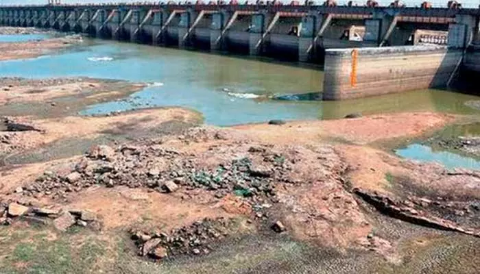 Reservoirs are Depleting: సాగునీరు దేవుడెరుగు.. తాగునీటికీ కటకటే..