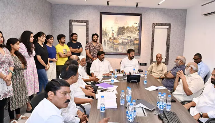 రాష్ట్ర లోగో మార్పులపై BRS ఆందోళనలు.. పొలిటీషియన్లతో CM రేవంత్ సమావేశం