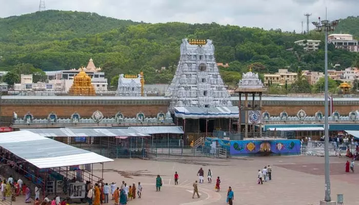 Tirumala: శ్రీవారి వీఐపీ బ్రేక్ దర్శన టికెట్ల విక్రయం.. విజిలెన్స్ అదుపులో దళారి