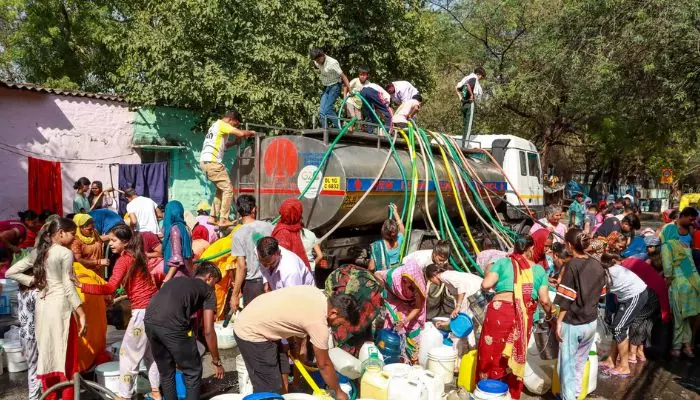 ఢిల్లీలో తాగునీటి కోసం అల్లాడుతున్న జనం