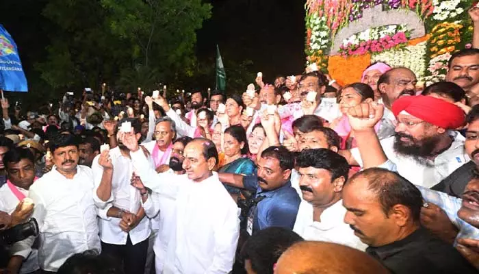 అమరవీరుల స్తూపం వద్దకు KCR.. దద్దరిల్లిన గన్ పార్క్ పరిసరాలు..!