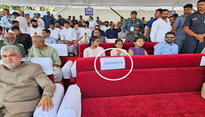 Viral Photo: కేసీఆర్ కుర్చీ ఖాళీ! ఆవిర్భావ వేడుకల్లో కూర్చీ ఖాళీగా పెట్టిన సర్కార్