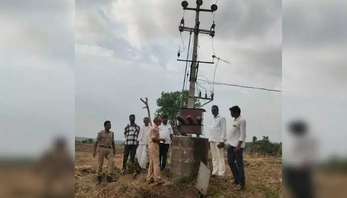 వెల్లుట్ల పేటలో ట్రాన్స్ఫార్మర్ లోని  రావితీగను చోరీ చేసిన దుండగులు