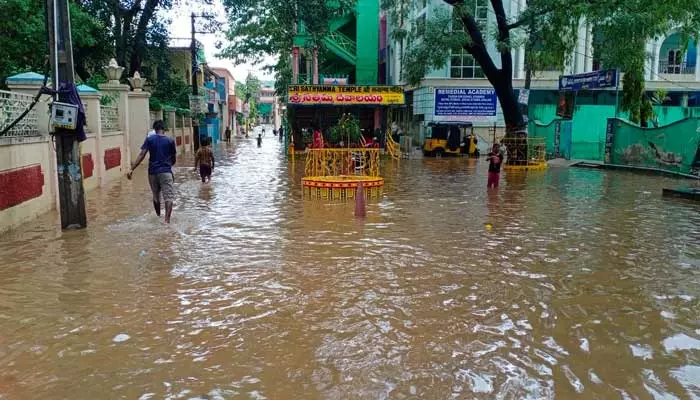 పుట్టపర్తిలో కుండపోత వర్షం..రోడ్లపై పొంగి ప్రవహించిన వరద నీరు