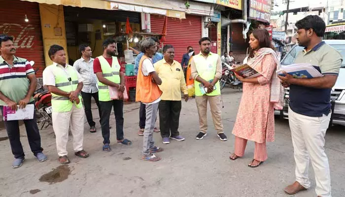 విధుల్లో నిర్లక్ష్యం చేస్తే సహించేది లేదు.. బల్దియా కమిషనర్