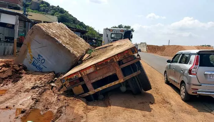 దూసుకుపోతున్న లారీలు.. బెంబేలెత్తుతున్న స్థానికులు..