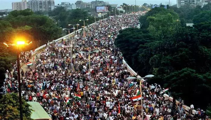 ఈనగాసి నక్కల పాలు చేసినట్లు..