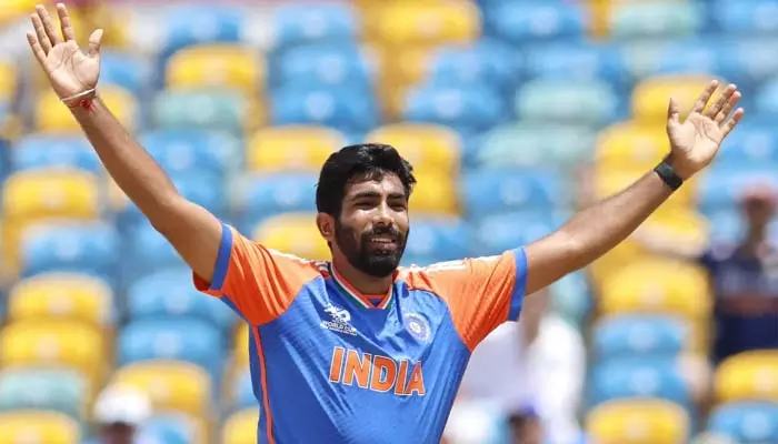 Jasprit Bumrah : బంతి అలా చేయడం చాలా అరుదు.. బుమ్రాపై రవిశాస్త్రి ప్రశంసలు