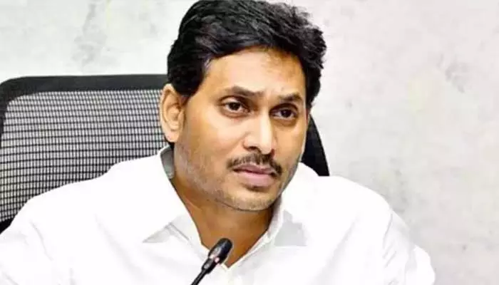 Breaking: పులివెందులలో జగన్ నివాసం వద్ద ఉద్రిక్తత.. కిటికీ అద్దాలు ధ్వంసం