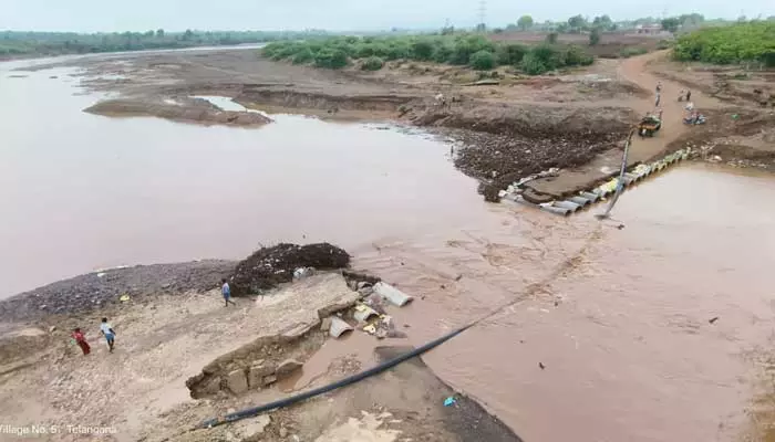 కొట్టుకుపోయిన వంతెన.. 42 గ్రామాలకు రాకపోకలు బంద్