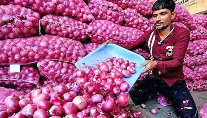 Onion Price : ఉల్లిగడ్డ కోస్తేనే కాదు.. కొనబోయిన కన్నీళ్లే.. ధరల కట్టడికి కేంద్రం నిర్ణయం ఇదే!