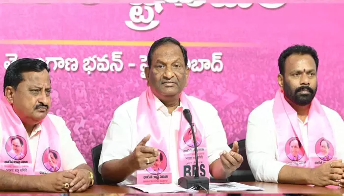 రైతులు ఇబ్బంది పడుతున్నా ప్రభుత్వానికి చలనం లేదు: మాజీ మంత్రి కొప్పుల ఈశ్వర్