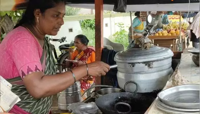 రోడ్డుపై టిఫిన్ బండి నడుపుతున్న బుల్లితెర నటి.. ఎవరో గుర్తు పట్టారా..?