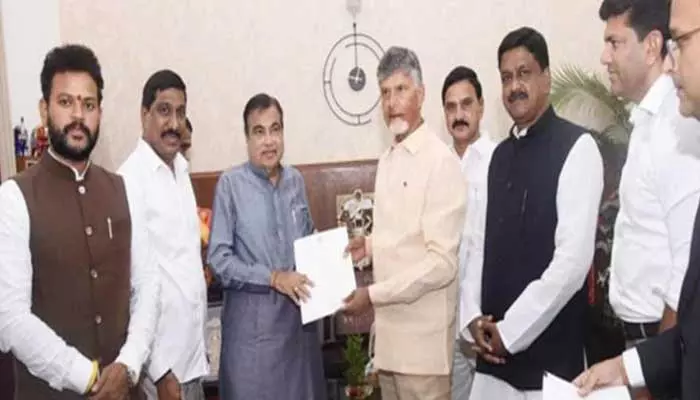 హైదరాబాద్-అమరావతి హైవేపై కేంద్రమంత్రితో సీఎం చంద్రబాబు చర్చలు