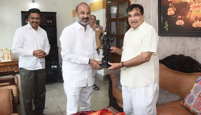 కేంద్రమంత్రి నితిన్ గడ్కరీతో బండి సంజయ్ భేటీ