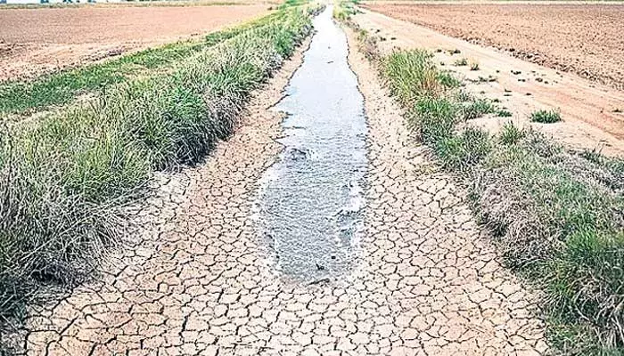 వరుణుడి జాడేది? బోరు, బావుల్లో అడుగంటిన భూగర్భ జలాలు