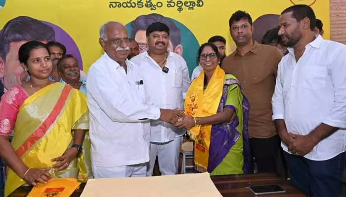 చిత్తూరులో వైసీపీకి బిగ్ షాక్... టీడీపీలో చేరిన మేయర్, 20 మంది కార్పొరేటర్లు