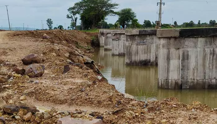 నెలలు గడుస్తున్నా నేటికీ పూర్తికాని బ్రిడ్జి నిర్మాణం..