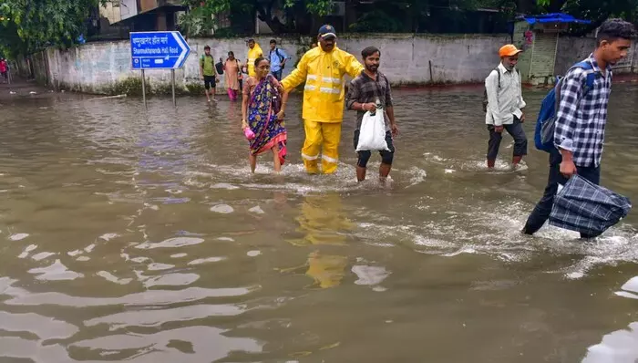 ముంబైలో వర్షం.. 50 విమానాలు రద్దు