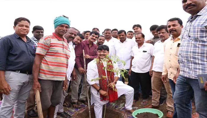 వన మహోత్సవంలో ప్రతి ఒక్కరూ భాగస్వాములు కావాలి.. ఎమ్మెల్యే పైడి రాకేష్ రెడ్డి