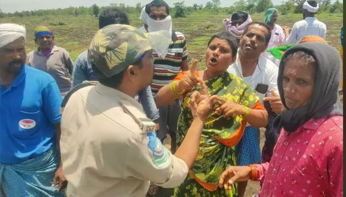 అటవీ అధికారుల పై దాడికి వెనకాడని కబ్జాదారులు..