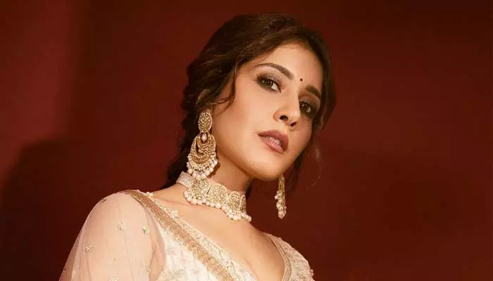 Raashii Khanna : శిల్పంలా అందాల రాశి ఖన్నా